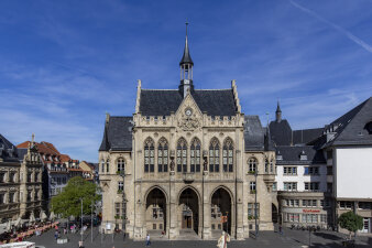 Foto: Rathaus Frontansicht © Stadtverwaltung Erfurt/Vitalik Gürtler Erfurter Rathausgebäude in Frontalaufnahme