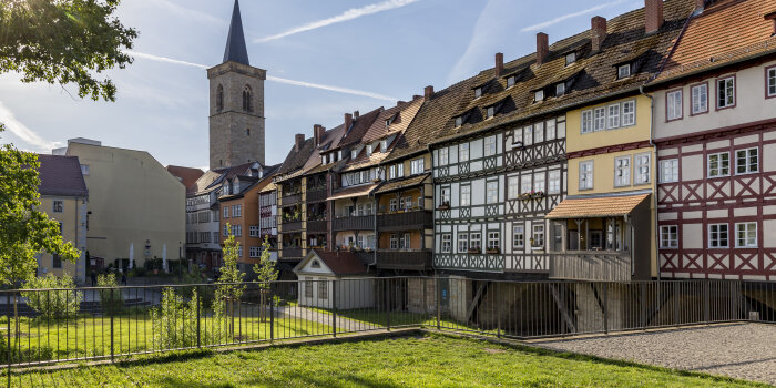 Foto: Krämerbrücke © Stadtverwaltung Erfurt/Vitalik Gürtler mit Häusern bebaute Brücke aus sieben Bögen über einem Fluss