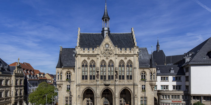 Foto: Rathaus Frontansicht © Stadtverwaltung Erfurt/Vitalik Gürtler Erfurter Rathausgebäude in Frontalaufnahme