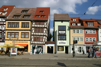 Blick vom Domplatz zur Mettengasse Mittelalterliche Fachwerkhäuser am Erfurter Domplatz.