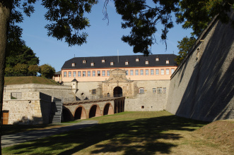 Eingangsportal der Festung Petersberg mit steinerner Brücke zum Haupttor
