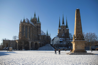 Domplatz mit Obelisk Winter Zu sehen ist der Dom, Severikirche, Obelisk und Domplatz, überzogen mit einer leichten Schneedecke; oberhalb ein strahlend blauer Himmel.
