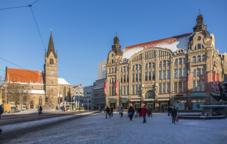 Blick über den Anger auf den Anger 1, den neuen Angerbrunnen und die Kaufmannskirche. Reges Menschentreiben auf dem Platz, sowie eine leichte Schneedecke.