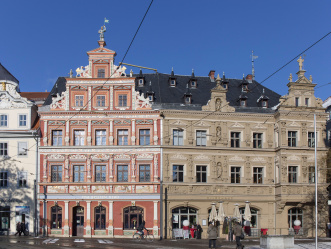 Zwei prachtvolle und üppig verzierte Häuser am Fischmarkt, in denen sich Restaurants befinden.