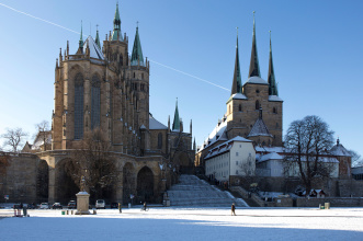 Blick auf Dom und Severikirche, davor zu sehen ist der Domplatz. Sowohl die Dächer, die Treppe zum Dom als auch der Domplatz selbst sind mit einer leichten Schneeschicht überzogen.