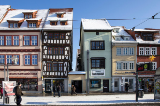 Blick auf die Mettengasse vom Domplatz aus, die Dächer und der Boden sind verschneit.