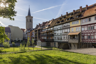 mit Häusern bebaute Brücke aus sieben Bögen über einem Fluss