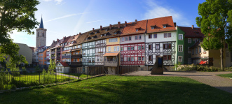 Krämerbrücke Panorama mit Häusern bebaute Brücke aus sieben Bögen über einem Fluss; Sichtfenster zur Mikwe im Vordergrund