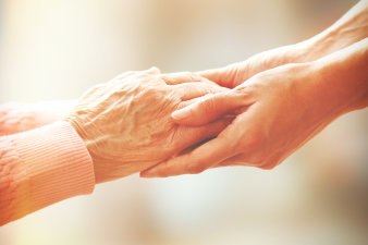 Foto: Helfende Hände © Africa Studio/Fotolia Die Hand einer jüngeren Frau hält die Hand einer älteren Frau und versucht ihr aufzuhelfen.