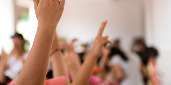 Foto: Abstimmung Hände © xy/Fotolia zur Abstimmung gehobene Hände