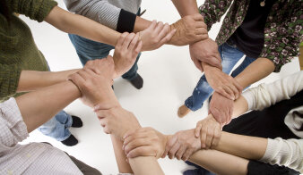 Foto: Hand in Hand © paylessimages/123RF Hände greifen Hände