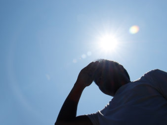 Foto: Sonnenstich © praewpailyn/123RF Junger Mann mit Sonnenstich