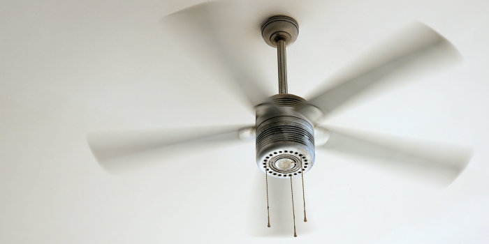 drehender Ventilator an der Decke