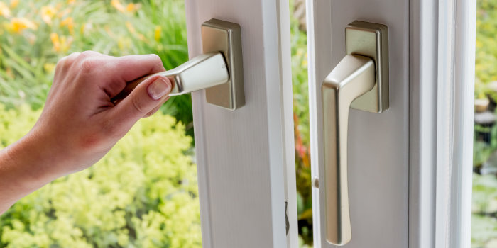 Eine Hand öffnet ein Fenster