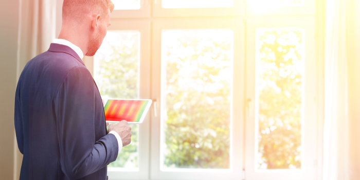Foto: Verglasung © Agenturfotografin/123RF Mann steht vor einem Fenster