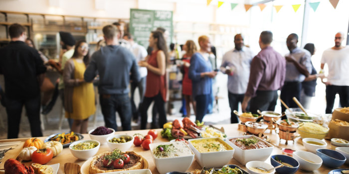 Foto: Veranstaltung: Party, Feier, Essen, Speisen © rawpixel/123RF Speisen auf Tisch präsentiert; im Hintergrund Menschen