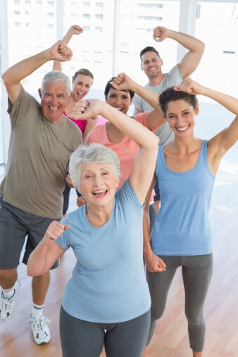 Foto: Fitnesstraining © 123rf / Wavebreak Medio Ltd. eine Gruppe von sechs Männern und Frauen unterschiedlichen Alters führt eine Fitnessübung aus