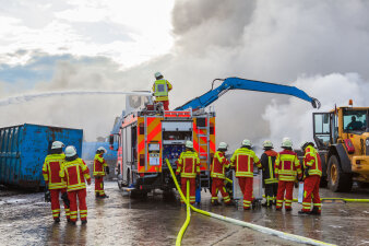 Verschiedene Feuerwehrfahrzeuge löschen.