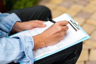 Foto: Formular © Stadtverwaltung Erfurt/olegdudko/123RF Eine Hand schreibt mit einem Stift auf ein Papier