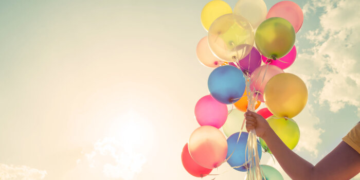 Foto: Hand mit bunten Ballons vor Himmel © Stadtverwaltung Erfurt/jakkapan/123rf Hand mit bunten Ballons vor Himmel