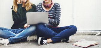 Foto: Zwei junge Frauen sitzen vor einer Wand mit einem Laptop © Stadtverwaltung Erfurt/rawpixel/123rf Zwei junge Frauen sitzen vor einer Wand mit einem Laptop