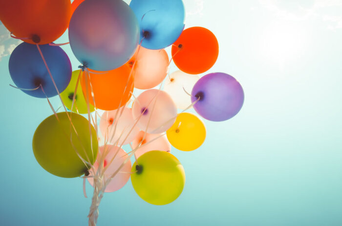 Strauß bunter Luftballons vor blauem Himmel Strauß bunter Luftballons vor blauem Himmel
