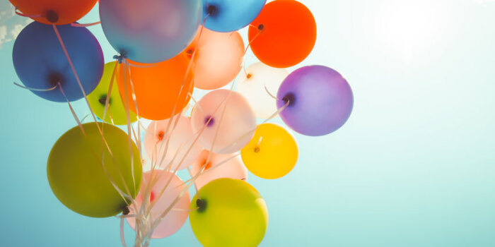 Foto: Strauß bunter Luftballons vor blauem Himmel © Stadtverwaltung Erfurt/jakkapan/123rf Strauß bunter Luftballons vor blauem Himmel