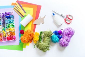 Foto: Buntes Bastelgarn, Papier, Kleber, Schere, Einhornschablone © Stadtverwaltung Erfurt/dariako/123rf Buntes Bastelgarn, Papier, Kleber, Schere, Einhornschablone