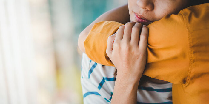 Foto: Trösten © Stadtverwaltung Erfurt/chanintorn/123rf Eine Frau wird in den Arm genommen und getröstet.
