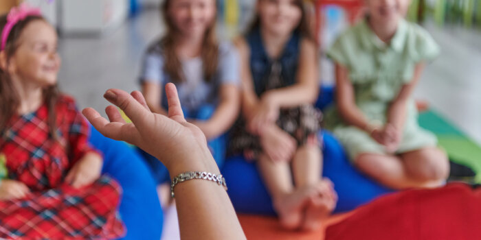 Foto: Gruppe von Kindern mit Hand einer Person im Vordergrund © Stadtverwaltung Erfurt/dotshock/123rf Gruppe von Kindern mit Hand einer Person im Vordergrund