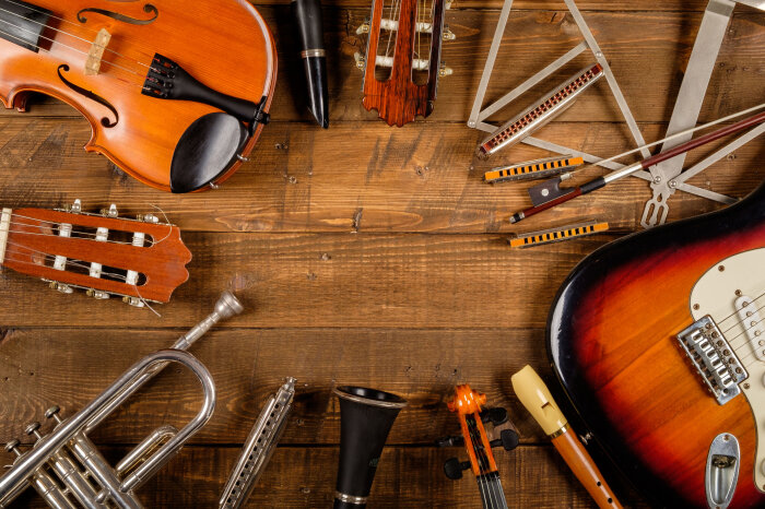 Musikinstrumente auf hölzernen Hintergrund Musikinstrumente auf hölzernen Hintergrund
