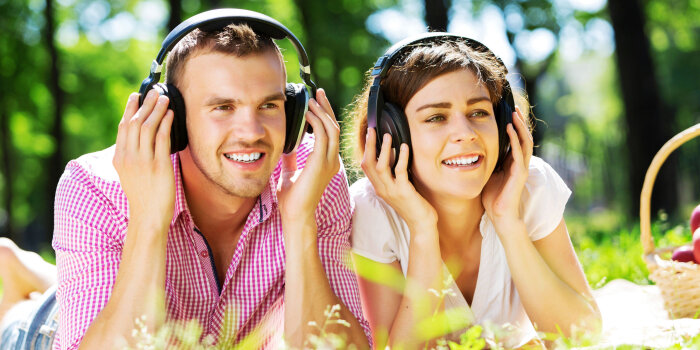 Foto: junges Pärchen liegt auf einer Wiese und hören Musik/Podcast über Kopfhörer © Stadtverwaltung Erfurt/nexusplexus/123rf junges Pärchen liegt auf einer Wiese und hören Musik/Podcast über Kopfhörer