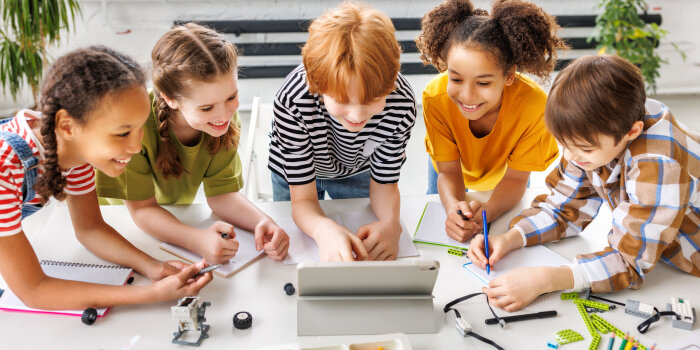 Foto: Kinder forschen © Stadtverwaltung Erfurt/evgenyatamanenko/123RF Fünf Kinder sitzen um einen Tisch und beschäftigen sich mit Technik.