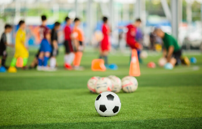 Kinder werden im Fussball trainiert Kinder werden im Fussball trainiert