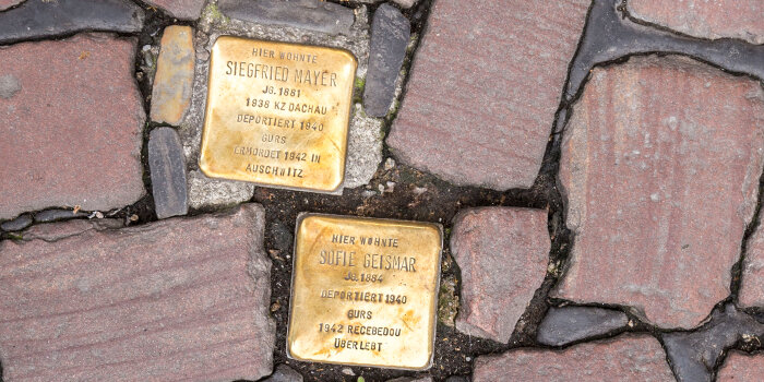 Foto: Stolpersteine © 123rf.com/meinzahn zwei goldfarbene Gedenksteine