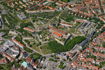 Blick von oben auf das Areal des Erfurter Petersbergs.