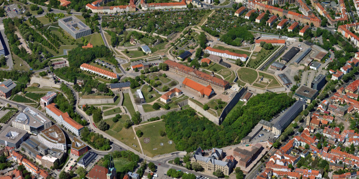 Blick von oben auf das Areal des Erfurter Petersbergs.