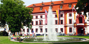 Foto: Hirschgarten mit Staatskanzlei - Ausschnitt © Stadtverwaltung Erfurt Hirschgarten mit Springbrunnen vor dem Gebäude der Staatskanzlei