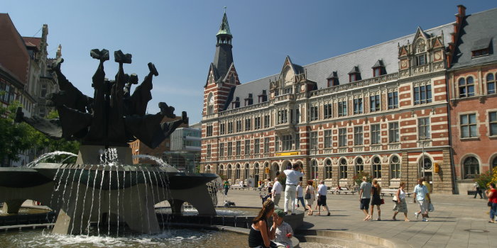 Großer Brunnen Anger mit dem Gebäude der Hauptpost in Erfurt