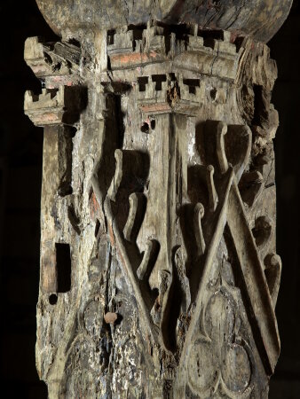 Detail Fachwerkspitze in der Erdgeschosshalle mit originalen Fassungsresten, 1327