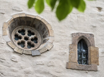 Rundes und längliches Fensterdetail von der Fassade der Alten Synagoge