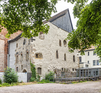 Blick auf die Westfassade der Alten Synagoge 