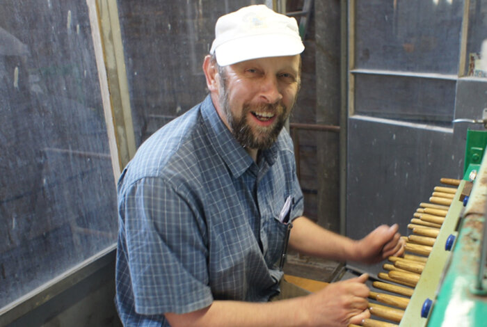 Patrice Poliart Mann mit weiser Kappe und Bart der das Carillon spielt