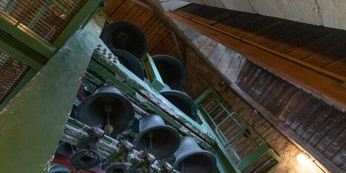 Turmglockenspiel in seiner Aufhängung aus Stahl und Holz