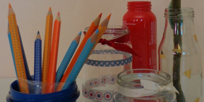Vasen und Stiftehalter aus leeren Schraubgläsern Verzierte und beklebte Gläser, in denen Stifte aufbewahrt werden oder Blumen stecken