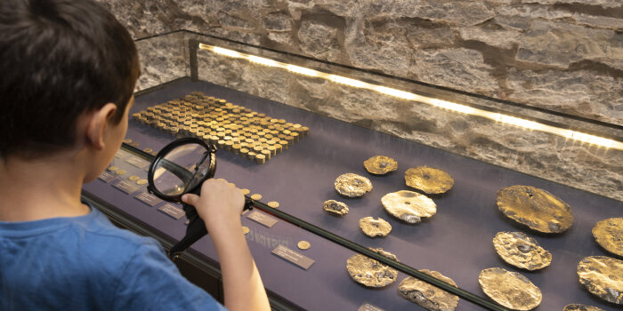 alte Münzen und Goldbarren in der Alten Synagoge.