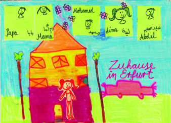 Grafik: Kinderzeichnung der Ausstellung "Zuhause in Erfurt" © Patricia Thoma Farbige Zeichnung eines Hauses mit einem Kind und dessen Familie
