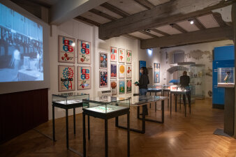 Einblick in die Sonderausstellung „Krafts Universum", Darstellung von zahlreichen Plakatentwürfen.