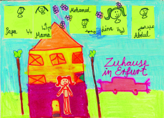 Kinderzeichnung der Ausstellung "Zuhause in Erfurt" Farbige Zeichnung eines Hauses mit einem Kind und dessen Familie