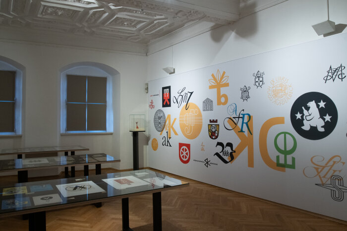 Sonderausstellung Siegfried Kraft Blick in die Ausstellung „Siegfried Kraft" auf eine farbig gestaltete Wand.